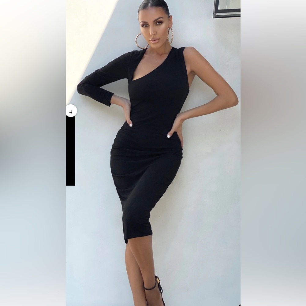 REFINE
BLACK ONE SHOULDER MIDI DRESS